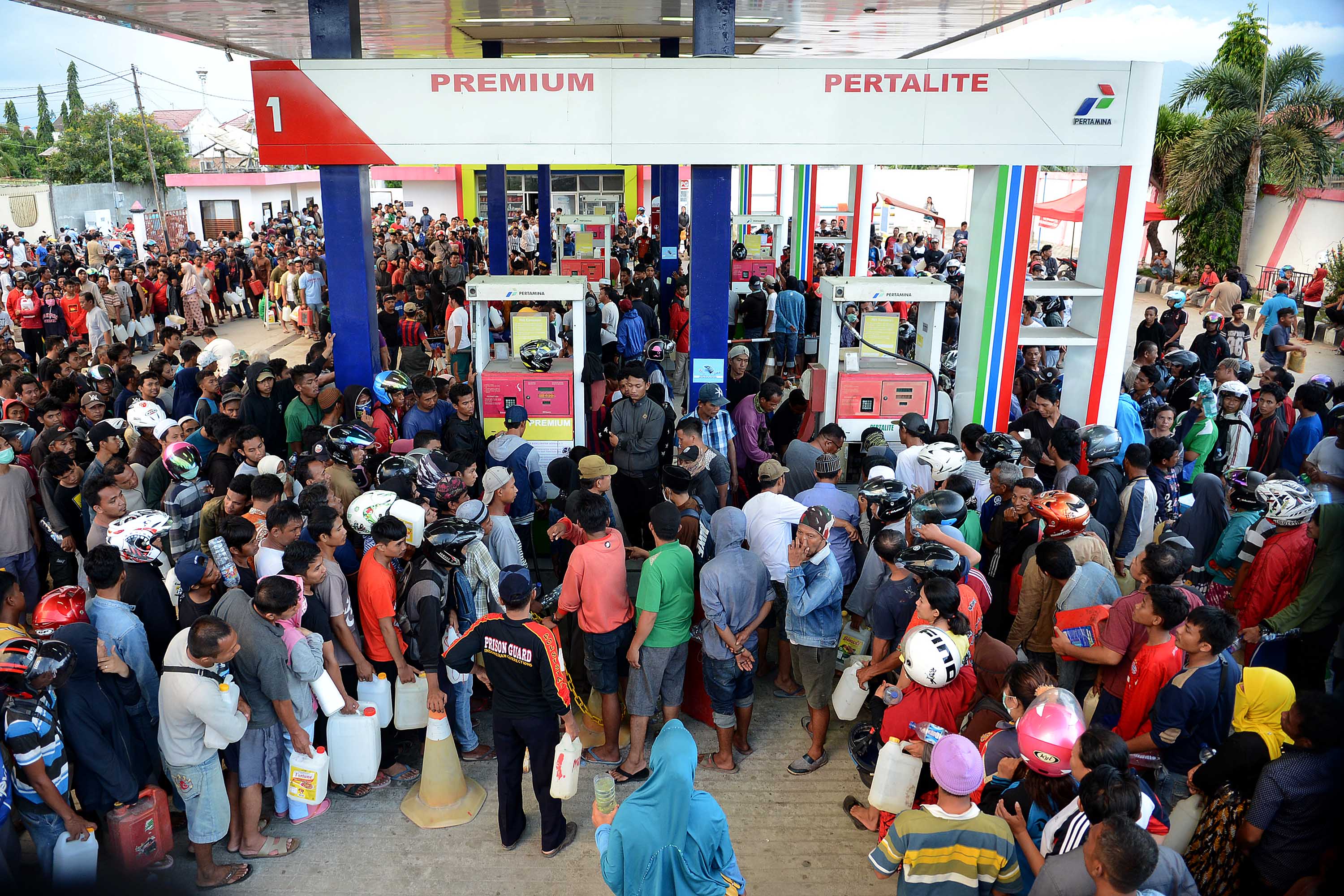Warga mengantre sejak pagi untuk mendapatkan bahan bakar minyak di Stasiun Pengisian Bahan Bakar Umum (SPBU) di kawasan I Gusti Ngurah Rai, Palu, Sulawesi Tengah, Minggu (30/9). 