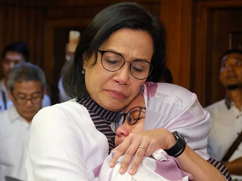 Menteri Keuangan Sri Mulyani Indrawati memeluk salah satu keluarga dari jajaran Kementerian Keuangan yang menjadi korban jatuhnya pesawat Lion Air JT 610 saat berkunjung di Crisis Center Lion Air Bandara Soekarno- Hatta, Tangerang, Banten, Senin (29/10/201