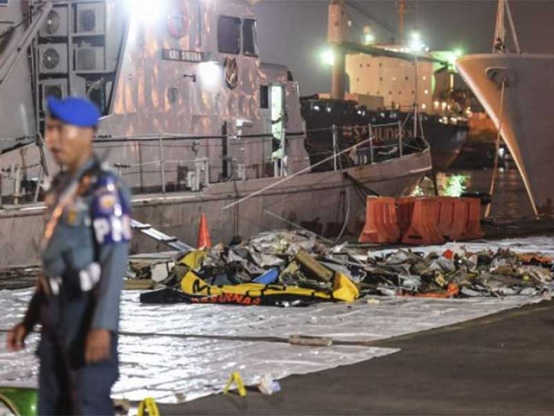 Personel TNI AL berjaga di dekat puing-puing pesawat Lion Air JT 610 yang telah dievakuasi pascakecelakaan ,di Pelabuhan Tanjung Priok, Jakarta, Senin (29/10/2018). Pesawat Lion Air bernomor penerbangan JT 610 rute Jakarta-Pangkal Pinang yang sebelumnya me