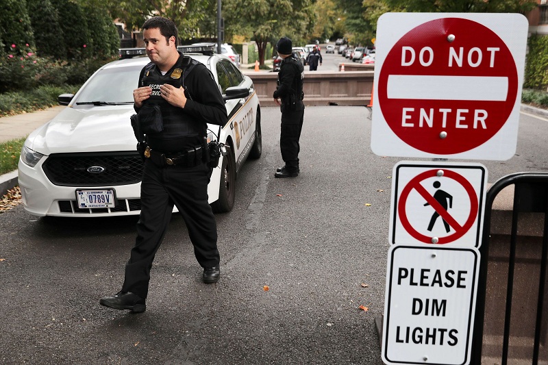 PENJAGAAN: Anggota Dinas Rahasia AS berjaga di sekitar kediaman Barack Obama.