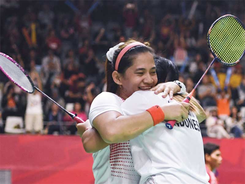 Ganda putri Indonesia, Leani Ratri Oktila (kiri) dan Khalimatus Sadiyah Sukohandoko, meluapkan kegembiraan seusai mengalahkan pasangan Tiongkok, Hefang Cheng/ Hunhui Ma 21-15 dan 21-12 pada final bulu tangkis ganda putri klasifikasi SL3-SU5 Asian Para Game