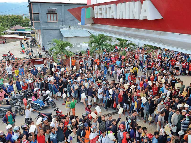 ANTREAN panjang warga untuk mendapatkan BBM yang mulai langka di SPBU di Jalan I Gusti Ngurah Rai, Palu, kemarin.