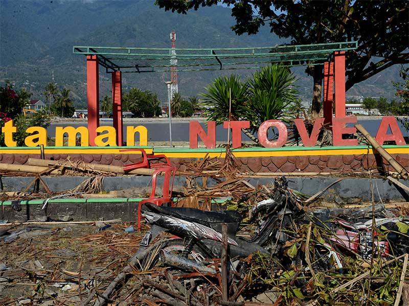 Bangunan dan kendaraan yang hancur akibat gempa dan gelombang Tsunami di kawasan Palu, Sulawesi Tengah, Senin (1/10). 