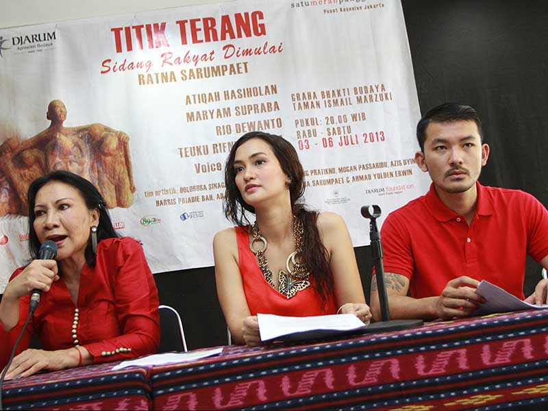 Ratna Sarumpaet (kiri) aktris Atiqah Hasiholan (tengah) dan aktor Rio Dewanto (kanan)
