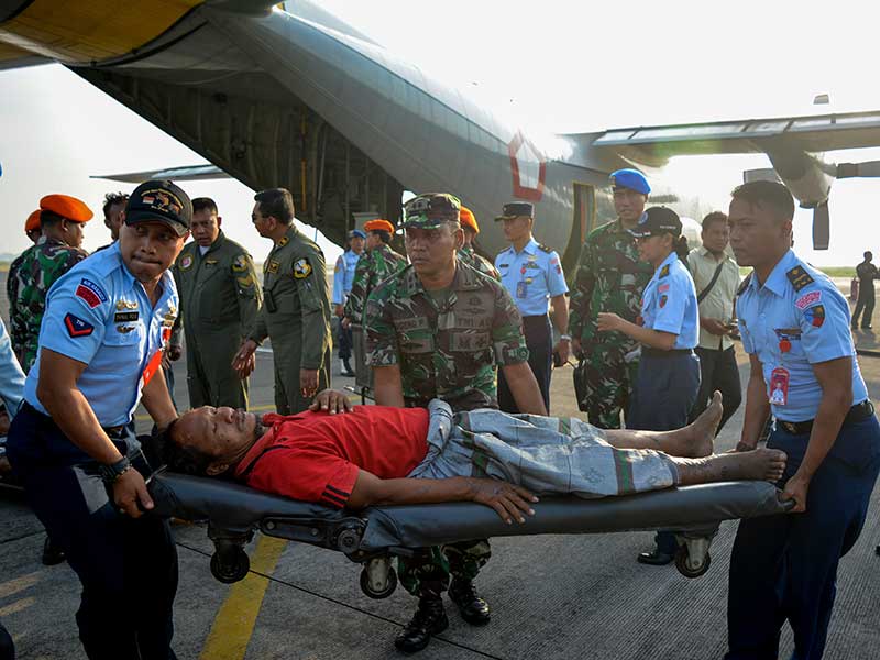 Personil TNI menandu korban luka bencana gempa dan tsunami Palu dan Donggala, Sulawesi Tengah setibanya di Base Ops Lanudal Juanda, Sidoarjo, Jawa Timur, Kamis (4/10/2018).