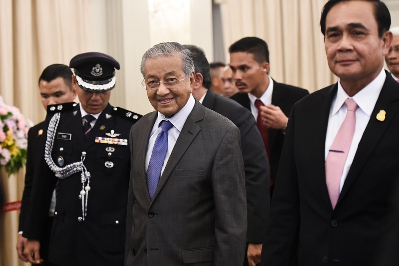 Pertemuan: PM Mahathir (tengah) dan PM Thailand Prayut bertemu di Bangkok