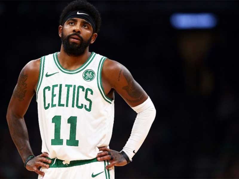 Bintang Boston Celtics, Kyrie Irving, tertunduk lesu setelah dikandaskan Orlando Magic 