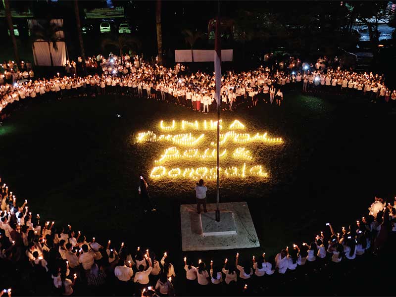 Sivitas akademik Universitas Katolik Santo Thomas menyalakan lilin pada kegiatan Seribu Lilin untuk Korban Gempa dan Tsunami Sulawesi Tengah di Medan, Sumatra Utara, Jumat (5/10/2018)
