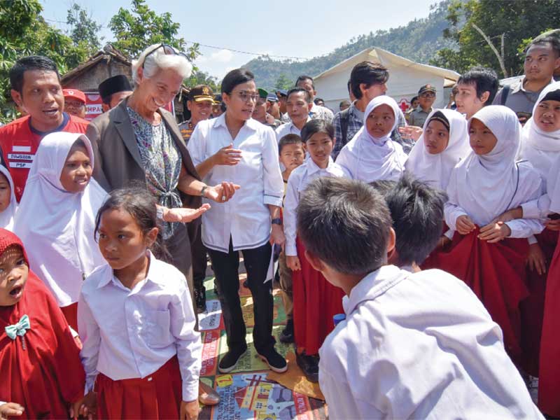 EMPATI UNTUK KORBAN BENCANA: Direktur Pelaksana Dana Moneter Internasional (IMF) Christine Lagarde bersama Menkeu Sri Mulyani Indrawati menyapa anak-anak korban gempa di Desa Guntur Macan, Lombok Barat, NTB, kemarin. Delegasi IMF mengunjungi korban gempa L