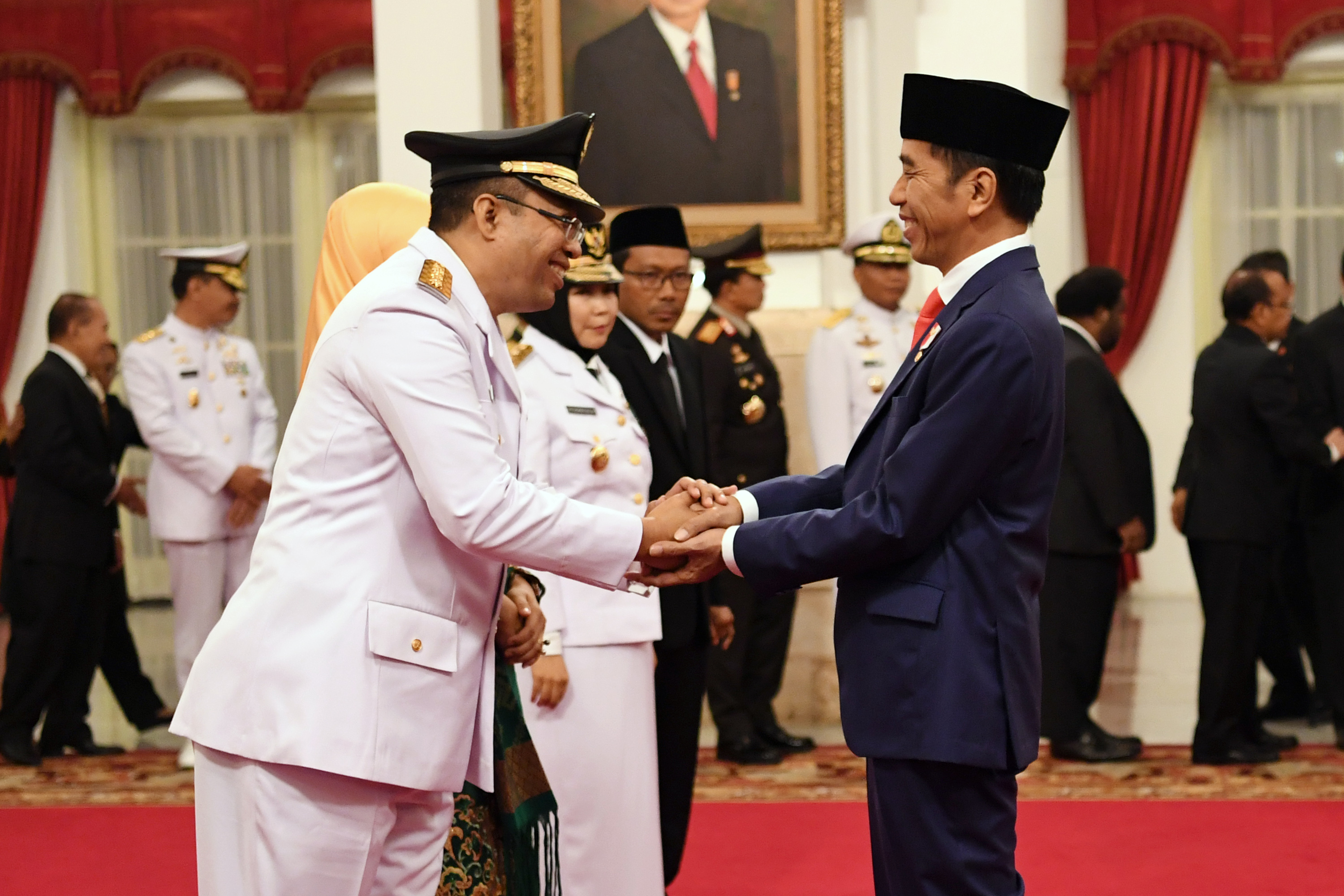 Presiden Joko Widodo (kanan) memberi ucapan selamat kepada Gubernur Nusa Tenggara Barat (NTB) Zulkifliemansyah (kiri) seusai pelantikan di Istana Negara Jakarta, Rabu (19/9). Hari ini, Jokowi akan melantik Gubernur Kaltim dan Sumsel.