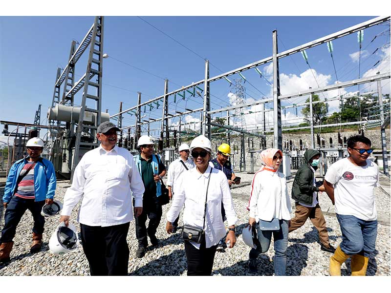 Menteri BUMN Rini Soemarno (tengah) mengunjungi pusat pembangkit listrik kota Palu yang rusak akibat gempa, Senin (1/10). Menteri BUMN akan mengerahkan kapal pembangkit marine vessel power plant (MVPP) berkapasitas 125 MW untuk memulihkan pasokan listrik p