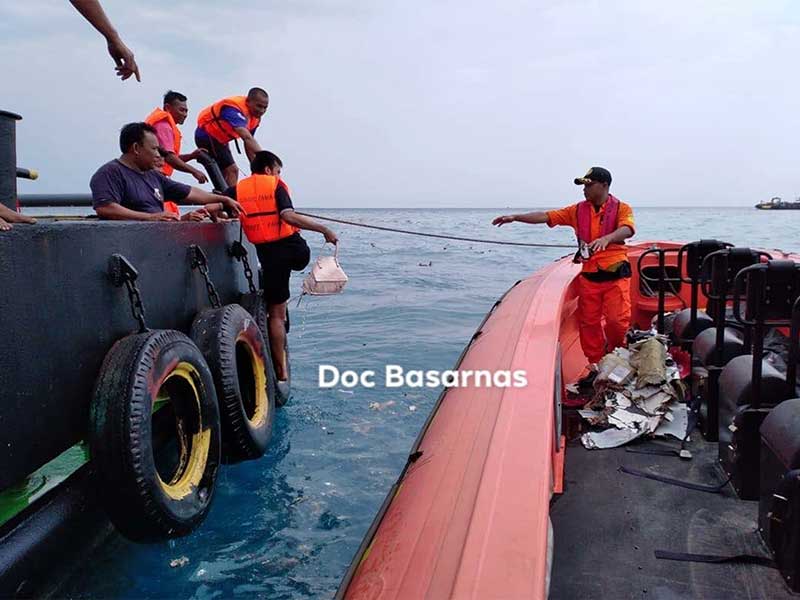 wak kapal KN SAR 224 Jakarta dan RIB 03 Jakarta mengamankan serpihan-serpihan yang diduga terkait jatuhnya pesawat Lion Air bernomor penerbangan JT-610 rute Jakarta-Pangkalpinang yang jatuh di laut utara Karawang, Jawa Barat, Senin (29/10/2018).