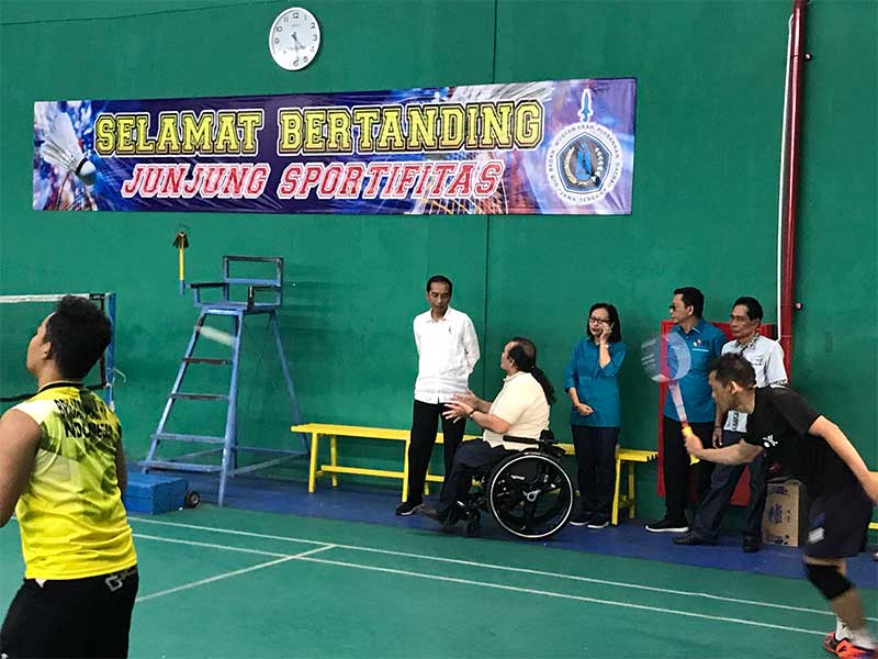 JOKOWI KUNJUNGI PELATIHAN ASIAN PARA GAMES: Presiden Jokowi mendengarkan penjelasan Presiden NPC Senny Marbun terkait persiapaan para atlet NPC menghadapi Asian Para Games 2018, saat mengunjungi pelatihan atlet cabor badminton dan tenis meja di pusat pelat