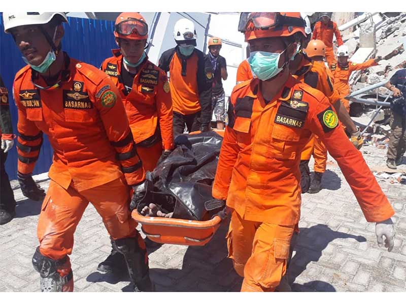 EVAKUASI KORBAN GEMPA DI HOTEL ROA-ROA: Tim SAR melakukan evakuasi korban gempa yang tertimbun reruntuhan bangunan hotel Roa-Roa di Palu, Minggu (30/9). Diperkirakan sebanyak 50 orang tertimbun di reruntuhan bangunan hotel itu.