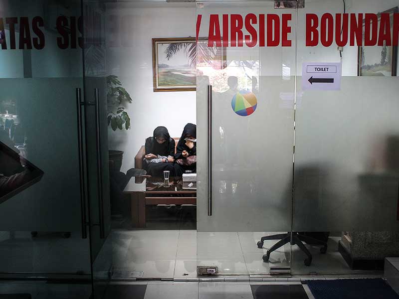 Keluarga korban jatuhnya pesawat Lion Air JT-610 rute Jakarta-Pangkalpinang duduk di ruang tunggu Crisis Center Bandara Halim Perdanakusuma, Jakarta, Selasa (30/10/2018). 