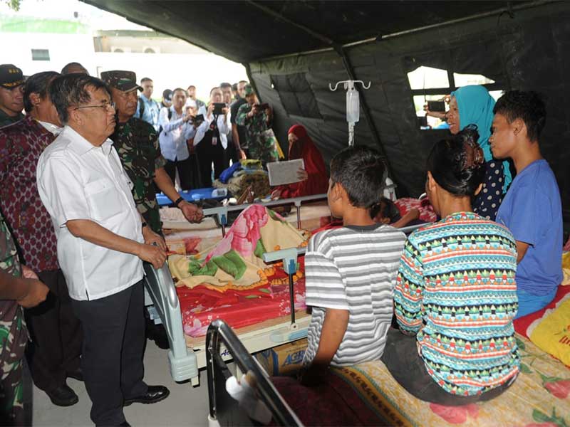  Wakil Presiden Jusuf Kalla melakukan kunjungan ke wilayah terdampak bencana gempa dan tsunami di Palu, Sulawesi Tengah, Jumat (5/10)