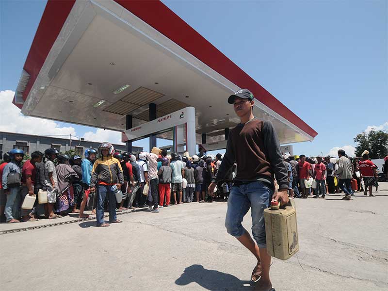 Ribuan warga korban gempa dan tsunami Palu mengantre membeli bbm di Stasiun Pengisian Bahan Bakar Umum (SPBU) di Kelurahan Palupi, Palu, Sulawesi Tengah, Minggu (30/9). 