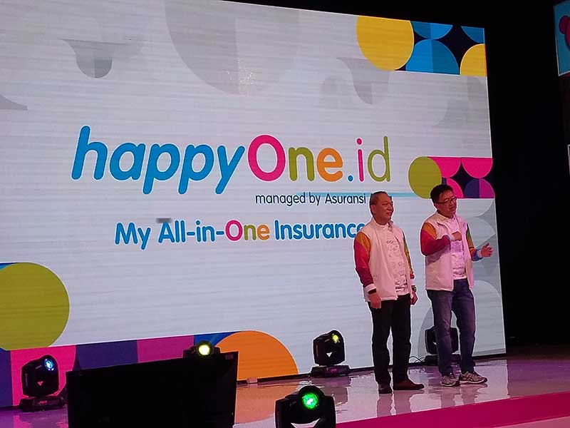 Direktur Astra International Suparno Djasmin (kiri) dan CEO Asuransi Astra Rudy Chen 