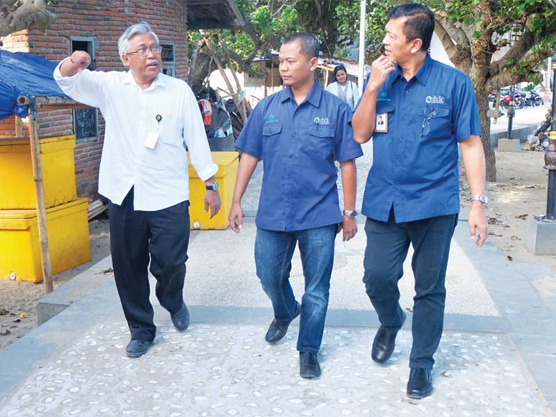 SURVEY LAPANGAN: Kepala BPIW Kementerian PUPR, Hadi Sucahyono (kiri) melakukan koordinasi bersama tim ITDC ke Kawasan Ekonomi Khusus (KEK) Mandalika.