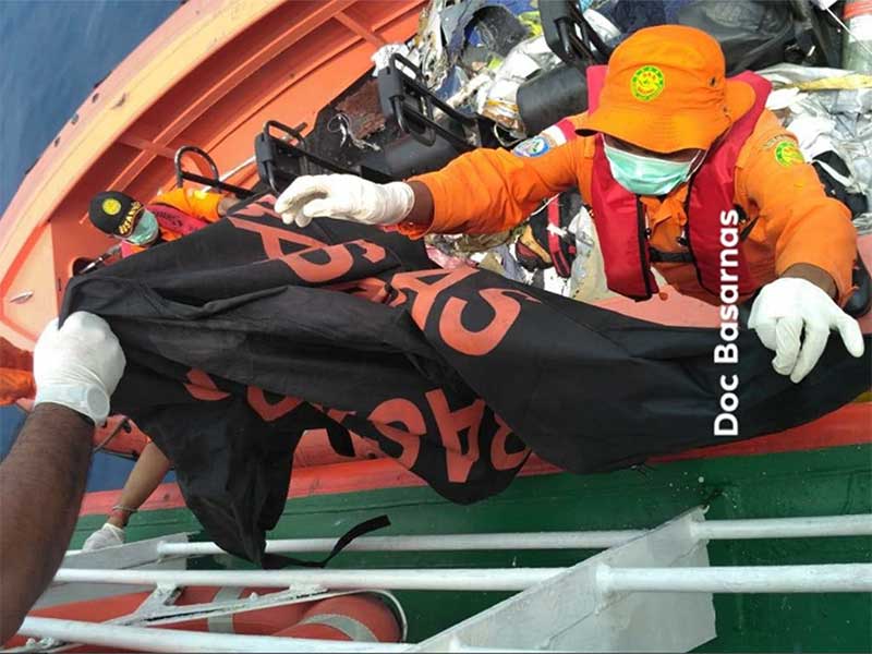  Awak kapal KN SAR 224 Jakarta dan RIB 03 Jakarta mengamankan serpihan-serpihan yang diduga terkait jatuhnya pesawat Lion Air bernomor penerbangan JT-610 rute Jakarta-Pangkalpinang yang jatuh di laut utara Karawang, Jawa Barat, Senin (29/10/2018).