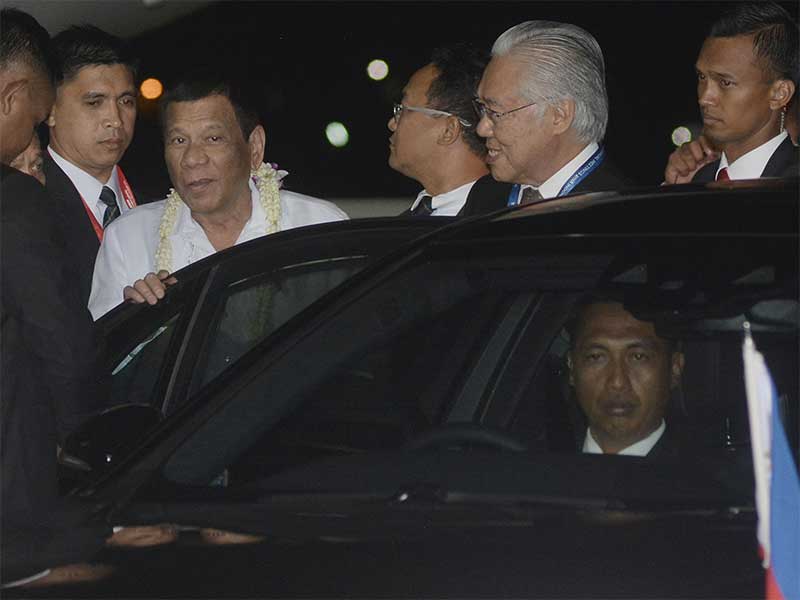 Presiden Filipina Rodrigo Roa Duterte (ketiga kiri) disambut Menteri Perdagangan Enggartiasto Lukita (kedua kanan) saat tiba di Bandara Internasional I Gusti Ngurah Rai, Bali, Rabu (10/10). 
