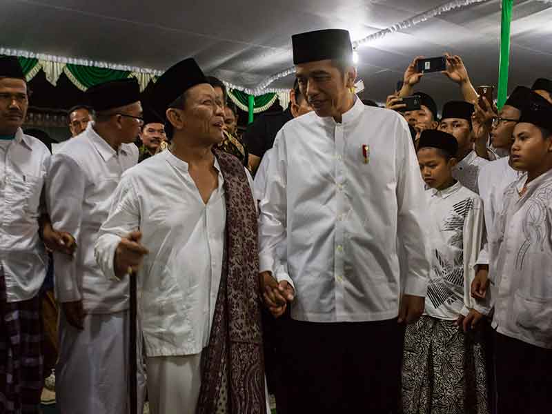 Presiden Joko Widodo berbincang dengan pengasuh Pondok Pesantren Girikesumo KH Munif Zuhri saat berkunjung ke pesantren tersebut di Desa Banyumeneng, Mranggen, Demak, Jawa Tengah, JUmat (19/1-/2018)