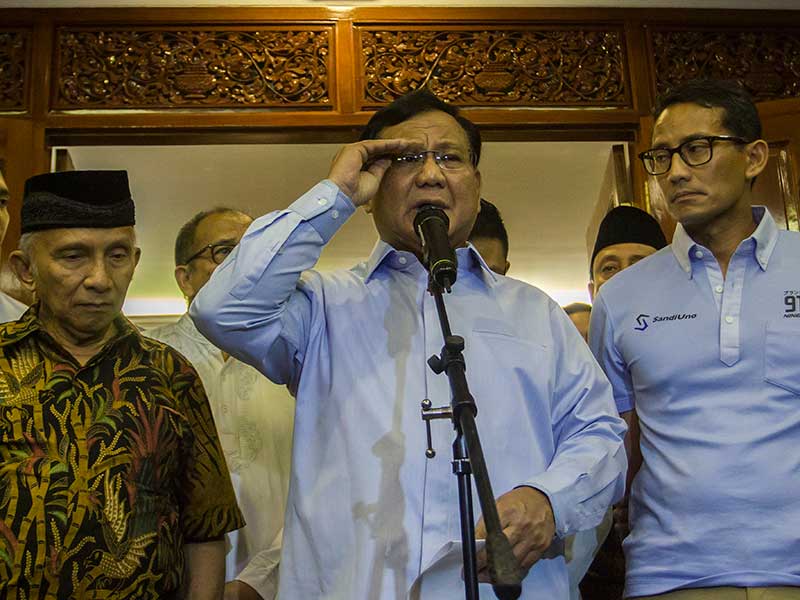 Calon Presiden dan Wakil Presiden nomor urut 02 Prabowo Subianto (tengah) dan Sandiaga Uno (kanan) didampingi Dewan Penasehat BPN Amien Rais (kiri) memberikan keterangan pers mengenai berita bohong penganiayaan Ratna Sarumpaet, di kediaman Prabowo Subianto