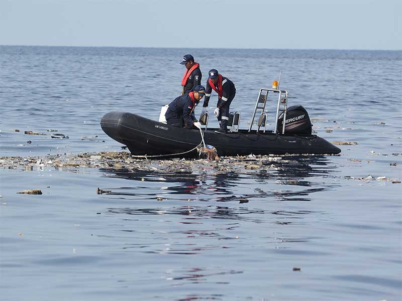 Petugas Tim SAR melakukan pencarian pesawat Lion Air JT 610 di perairan Karawang, Jawa Barat, Senin (29/10/2018).