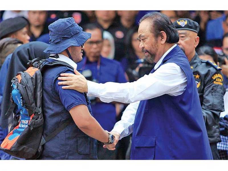 KIRIM TIM MEDIS: Ketua Umum Partai NasDem Surya Paloh menyalami anggota tim medis Badan Rescue NasDem yang akan berangkat ke Palu dan Donggala, Sulawesi Tengah, di Kantor DPP Partai NasDem, Gondangdia, Jakarta, kemarin.