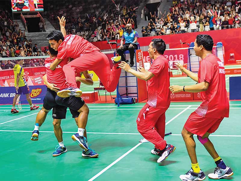 MEDALI EMAS PERTAMA: Tim bulu tangkis beregu putra meluapkan kegembiraan seusai memenangi fi nal melawan Malaysia dalam Asian Para Games 2018 di Istora Senayan, Jakarta, kemarin. Indonesia meraih emas seusai mengalahkan Malaysia 2-1. Kemenangan itu ditentu
