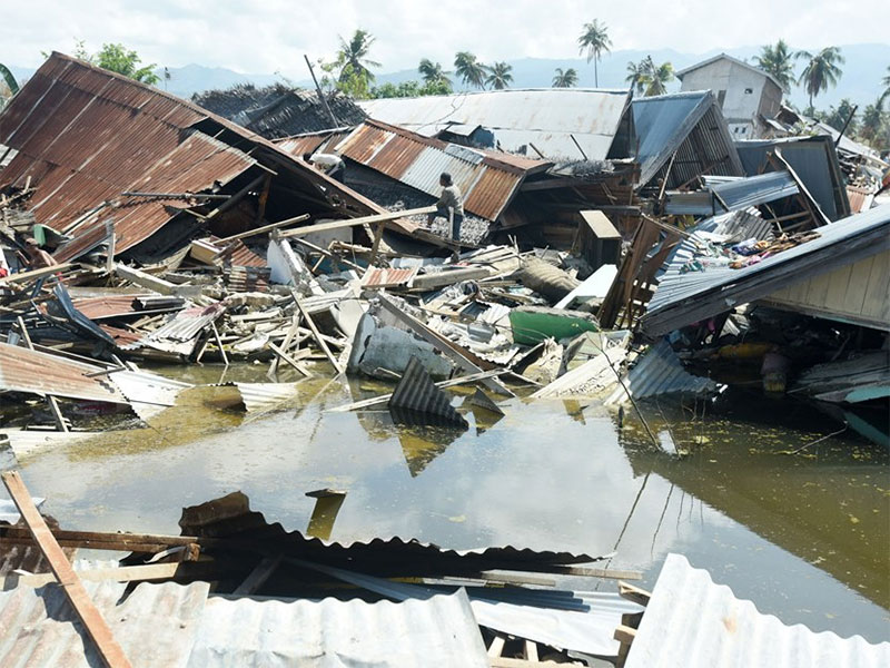 Seorang warga sedang memunguti sisa perabotan rumah yang masih bisa digunakan di wilayah Petobo, Palu, Sulawesi Tengah. 
