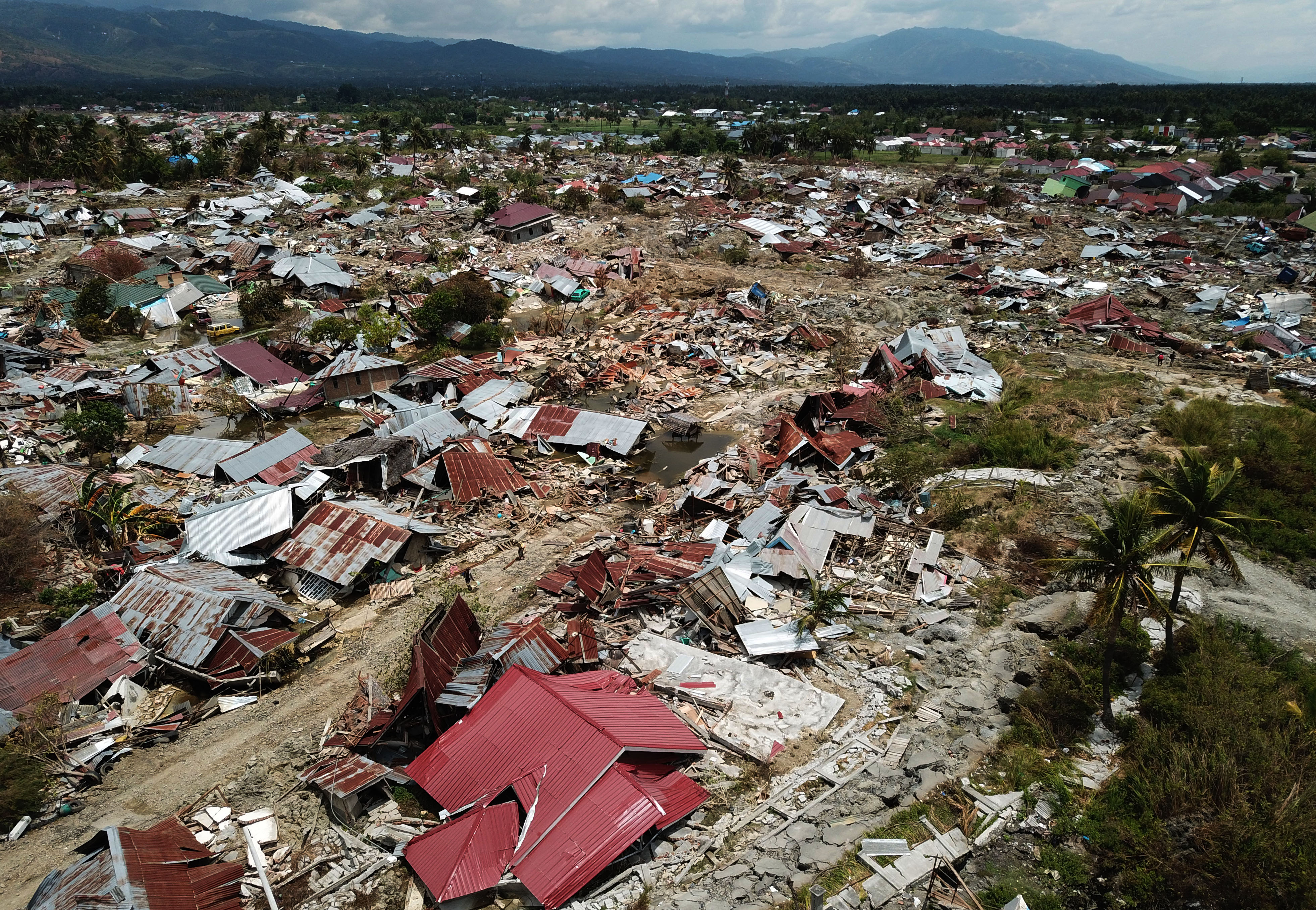 Pantauan udara bencana gempa, tsunami dan likuifaksi dari Helikopter jenis MI-17 V5 Skadron 31/Serbu Penerbad TNI AD di Petobo, Palu, Selawesi Tengah, Senin (8/10).