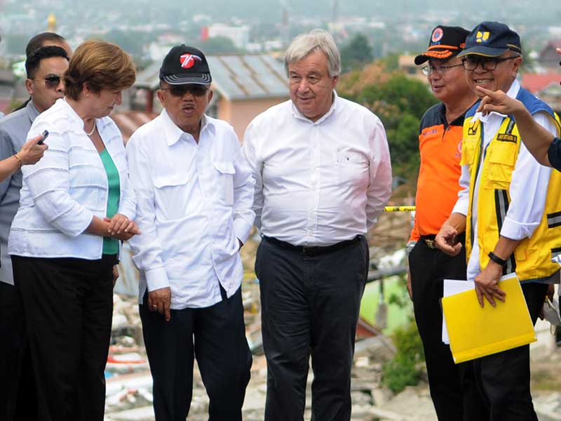 Wakil Presiden Jusuf Kalla berbincang dengan Sekjen PBB Antonio Guterres (ketiga dari kiri), CEO Bank Dunia Kristalina Georgieva (kiri), dan Kepala BNPB Willem Rampangilei ketika meninjau lokasi terdampak gempa dan pencairan tanah (likuifaksi) di Balaroa, 