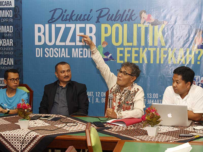 Politikus PDIP Budiman Sudjatmiko (kedua dari kanan) bersama politikus Partai Demokrat Ferdinand Hutahaean (kedua dari kiri), pengamat politik SMRC Saidiman Ahmad (kanan) dan Founder Ruang Sandi Dimas Akbar menjadi pembicara dalam diskusi publik tentang bu