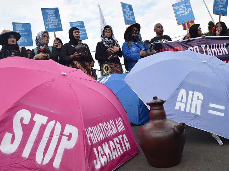 Sejumlah aktivis membawa poster saat memperingati hari Air Sedunia di depan Istana Merdeka Jakarta