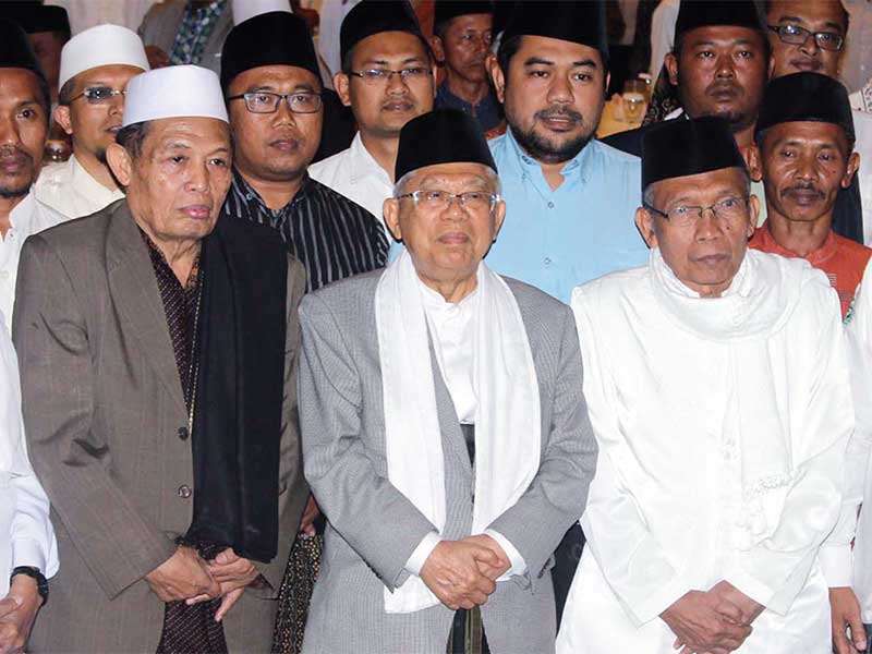 ULAMA BERPERAN AKTIF: Cawapres no urut 01 KH Ma’ruf Amin (tengah) berfoto bersama kiai, pemimpin pesantren, dan tokoh NU dalam kegiatan Silaturahmi dan Ngopi Bareng di Malang, Jawa Timur, kemarin. Mantan Rais Aam PBNU itu mengajak para ulama untuk berperan