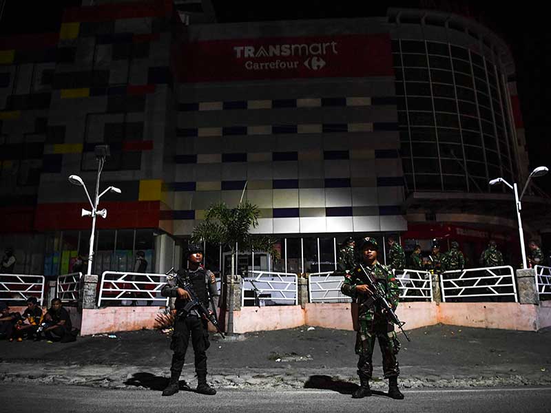 Personel TNI dan Polri berjaga di depan sebuah pusat perbelaanjan di Palu, Sulawesi Tengah, Selasa (2/10/2018) malam.