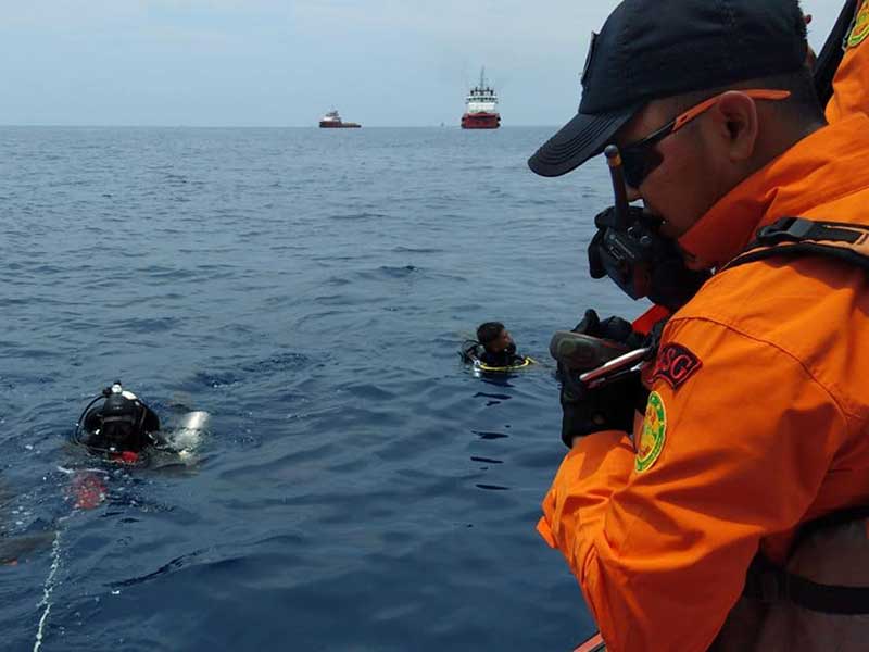 Personel Basarnas melakukan penyelaman untuk mencari korban pesawat Lion Air bernomor penerbangan JT-610 rute Jakarta-Pangkalpinang yang jatuh di laut utara Karawang, Jawa Barat, Senin (29/10/2018).