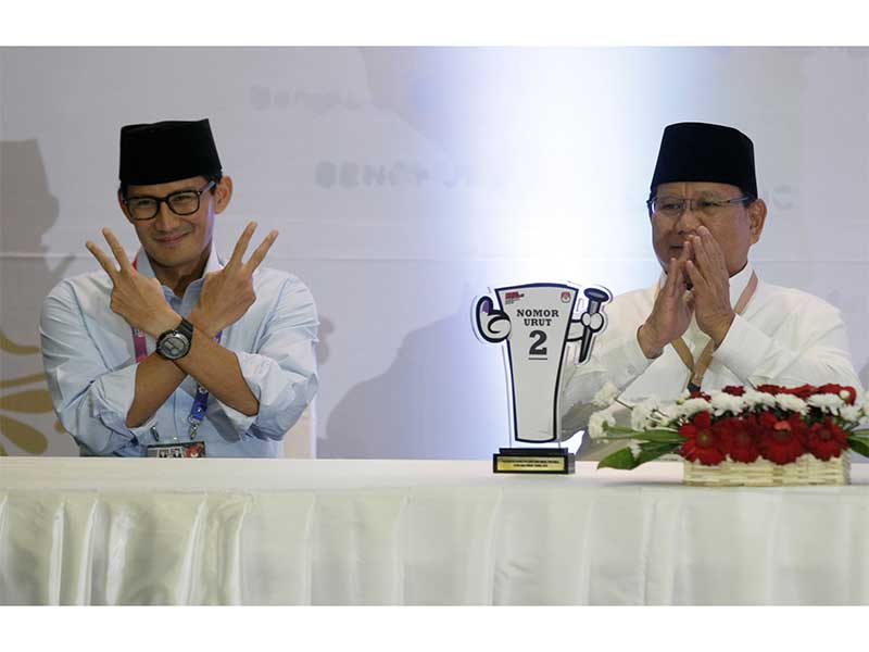 Pasangan Calon Presiden dan Wakil Presiden nomor urut 02 Prabowo Subianto dan Sandiaga Uno menerima plakat nomor Capres dan Cawapres Pemilu 2019 di Kantor KPU, Jakarta, Jumat (21/9).