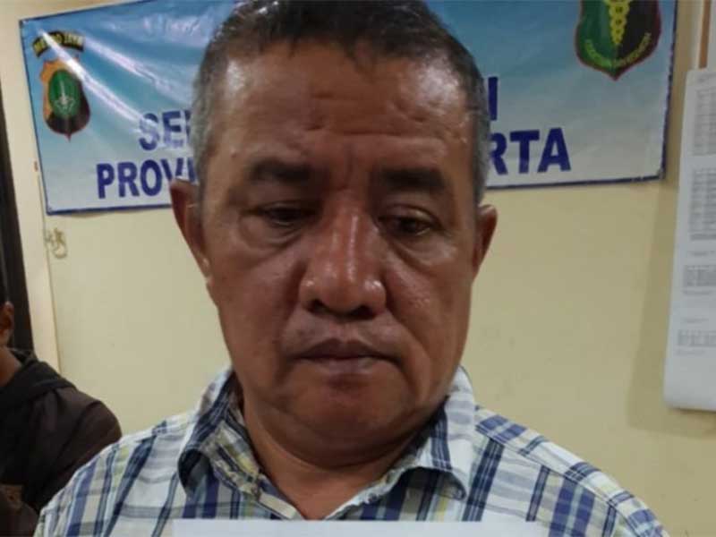 Ketua DPRD Kabupaten Buton Selatan berinisial LA menunjukkan lembaran hasil tes urin yang menunjukkan positif mengkonsumsi shabu-shabu di Polda Metro Jaya yang ditangkap pada Jumat (23/11).