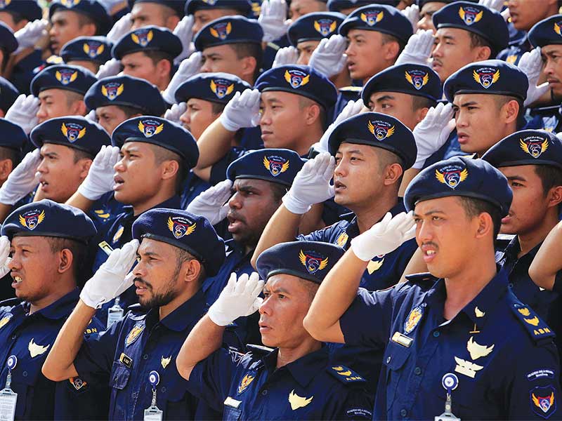 PELANTIKAN KOSTRANAS: Wisudawan Akademi Bela Negara Partai NasDem mengikuti acara pengukuhan wisudawan Akademi Bela Negara (ABN) dan pelantikan Komando Strategis NasDem (Kostranas) di De’ Tjolomadoe, Karanganyar, Jawa Tengah, kemarin. Pelantikan 283 wisuda