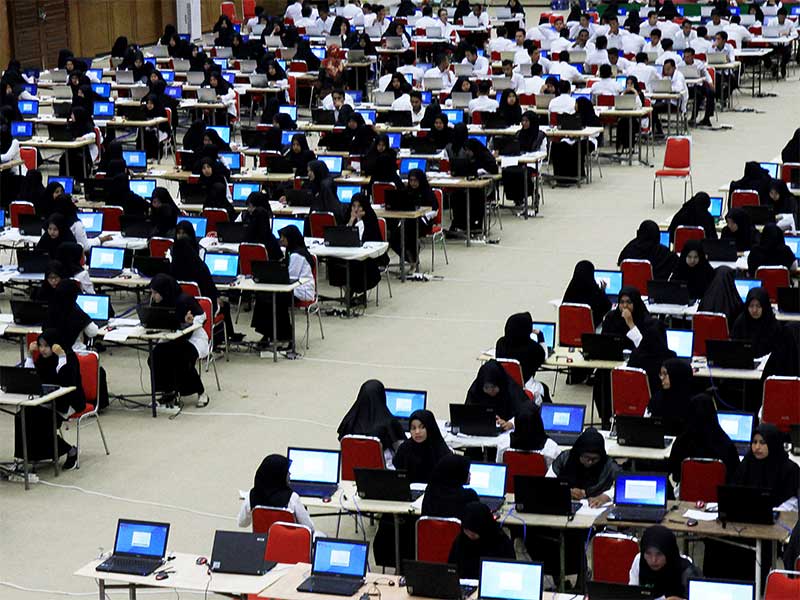  Sejumlah peserta mengikuti ujian seleksi Calon Pegawai Negeri Sipil (CPNS) Kementerian Agama (Kemenag) tahun 2018 di Aula Gedung Universitas Abulyatama Desa Lampoh Keude, Aceh Besar, Aceh, Senin (5/11/2018).