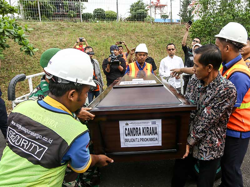 Petugas cargo dibantu anggota TNI membawa peti jenazah korban jatuhnya pesawat Lion Air JT 610 Chandra Kirana setibanya diterminal cargo Bandara Sultan Mahmud Baddarudin (SMB) II Palembang, Sumatera Selatan, Sabtu (3/11/2018). 