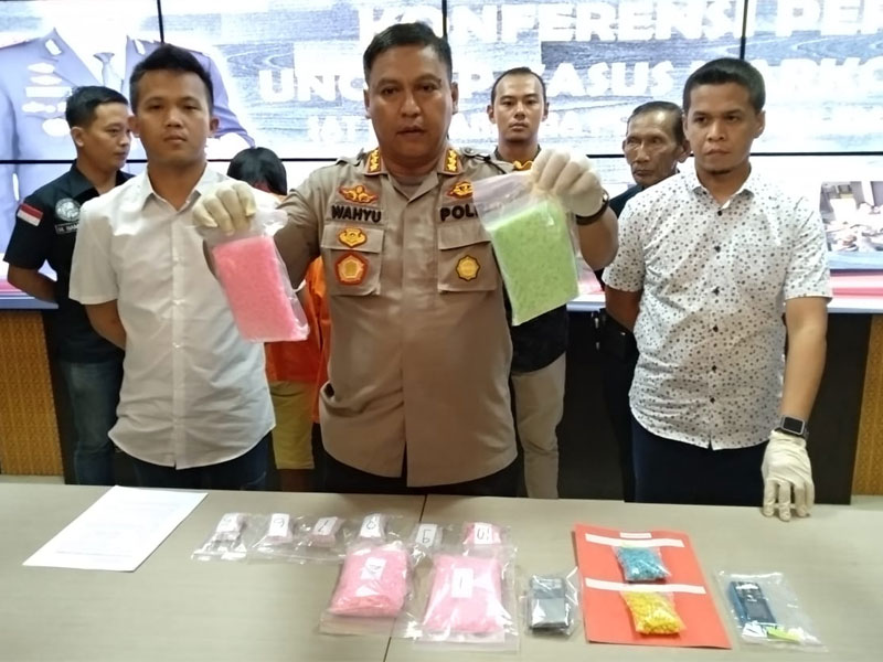 Dua Ibu Rumah Tangga Edarkan 5.097 Ekstasi