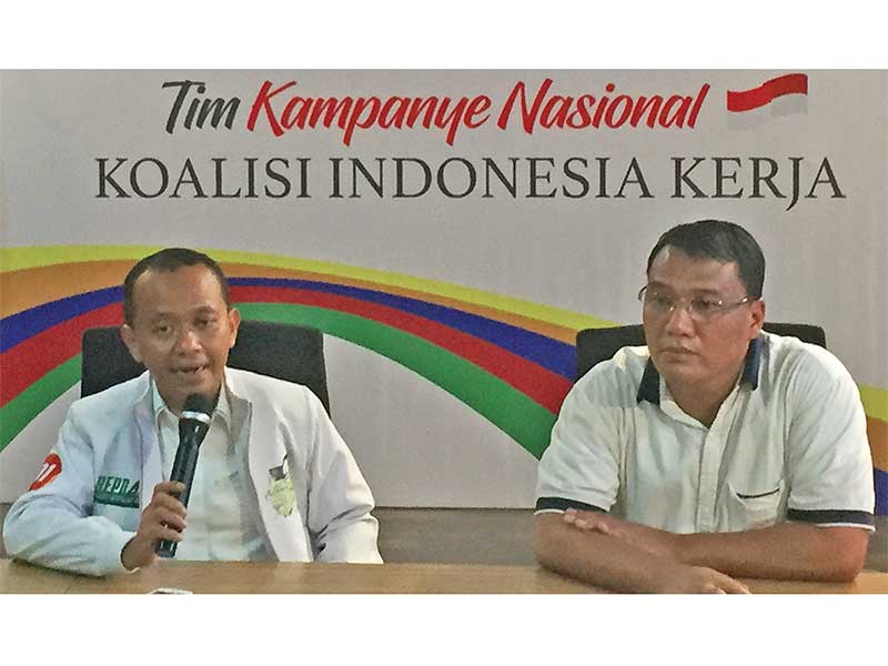 PENGUSAHA DUKUNG JOKOWIAMIN: Direktur Penggalangan Pemilih Muda Tim Kampanye Nasional (TKN) Joko Widodo (Jokowi)-Ma’ruf Amin, Bahlil Lahadalia (kiri) bersama Koordinator Media TKN Monang Sinaga memberikan keterangan pers terkait dengan alasan pengusaha ban