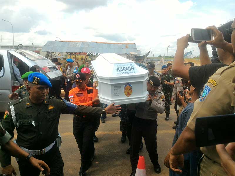  Jenazah karmin tiba di Bandara Depati Amir, Pangkalpinang untuk di lakukan serah terima dari lion air ke wagub Babel, Senin (5/11).