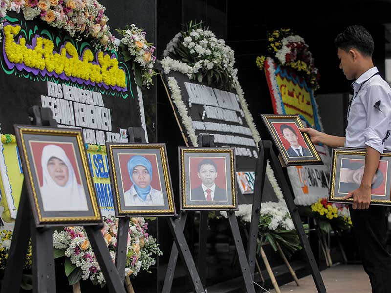 Pegawai Kementerian Keuangan melihat foto korban kecelakaan pesawat Lion Air JT 610 yang jatuh di perairan Tanjung Karawang, di kantor Kemenkeu, Jakarta, Selasa (30/10/2018). 