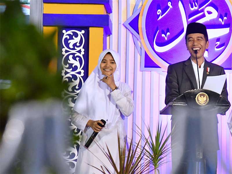 Presiden Joko Widodo memberikan kuis kepada siswa dan siswi Pondok Pesantren Salafiyah Syafi'iyah Sukorejo saat menghadiri Haul Majemuk Masyayikh di Pondok Pesantren Salafiyah Syafi'iyah Sukorejo, Situbondo, Jawa Timur, Sabtu (4/2).