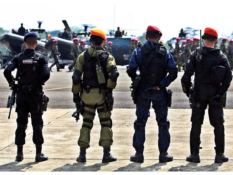  Personel anti teror TNI dan Polri lengkap dengan peralatan mereka mengikuti upacara penutupan Latihan Gabungan Penanggulangan Teror di Halim PK, Jakarta, Senin (15/3).