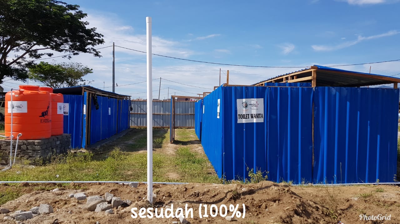 Sejumlah fasilitas mandi cuci kakus untuk pengungsi yang dibangun Dompet Kemanusiaan Media Group dan Sahabat Peduli Indonesia, di Palu, Sulawesi Tengah. 